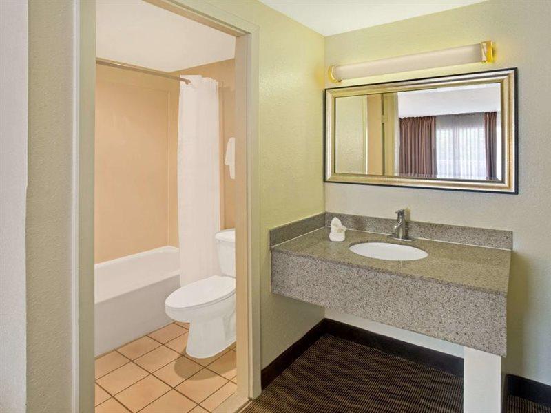 Days Inn By Wyndham Silver Spring Extérieur photo