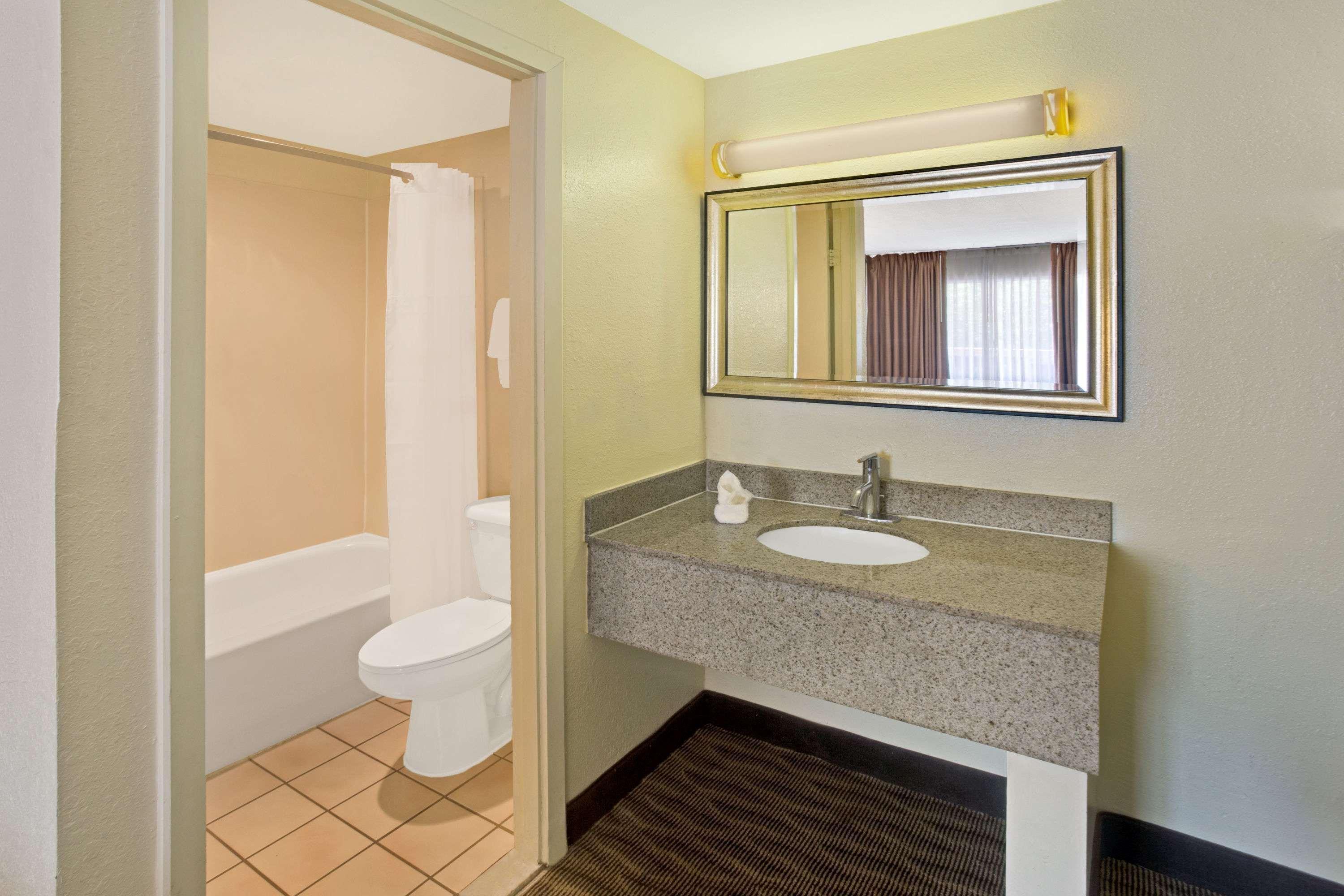 Days Inn By Wyndham Silver Spring Extérieur photo